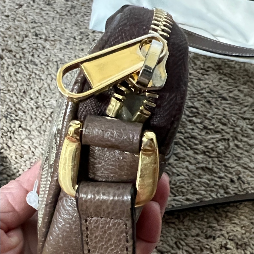3304 Gucci Beige and Brown Logo Crossbody Bag - Picture 2 of 8